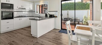 Cozy 4BR Home by Melb Airport, CBD & Watergardens