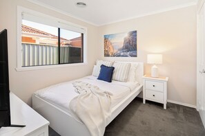 4 chambres, bureau, fer et planche à repasser, lit parapluie