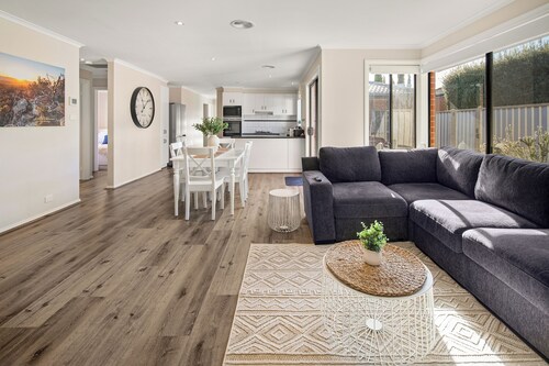 Summery 4BR Home by Mel Airport CBD & Watergardens