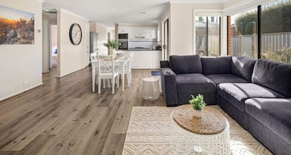 Summery 4BR Home by Mel Airport CBD & Watergardens