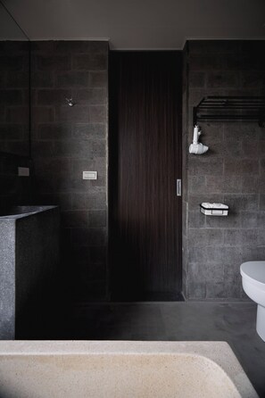 Habitación de lujo doble, vistas al patio | Baño | Ducha y bañera combinadas, secador de pelo y toallas