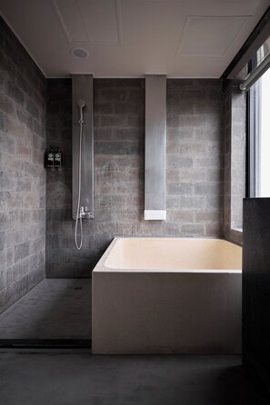 Luxury Tek Büyük Yataklı Oda, Avlu Manzaralı | Banyo | Duş/küvet kombinasyonu, saç kurutma makinesi, havlu 