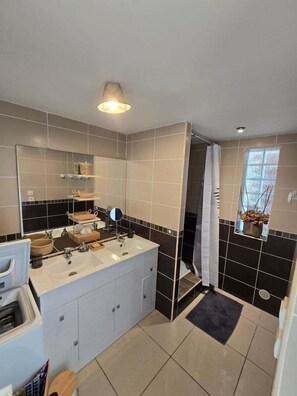 Dusche, Haartrockner, Handtücher