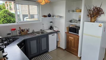 Kylskåp, mikrovågsugn, ugn och diskmaskin