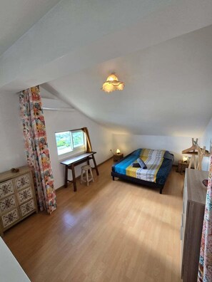 2 bedrooms, iron/ironing board, Internet, bed sheets