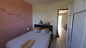 3 slaapkamers, een strijkplank/strijkijzer, internet, beddengoed