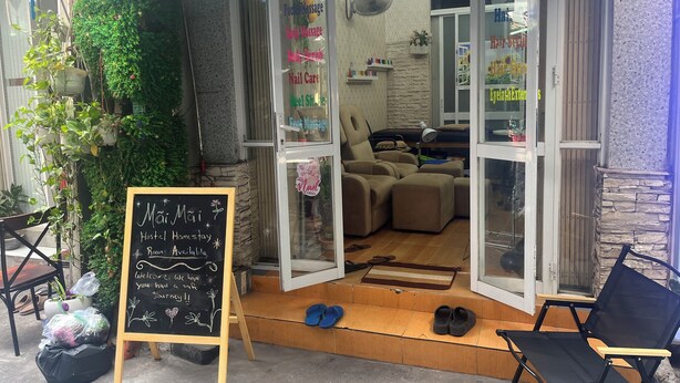 Un centro massaggi con una targa, una poltrona e un piccolo ingresso.