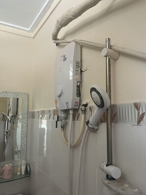 Artículos de higiene personal gratuitos, secador de pelo y toallas