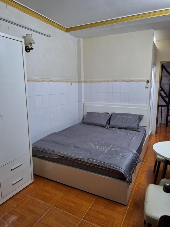 Laptop workspace, free WiFi