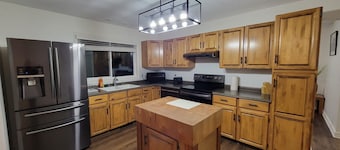 Spacious 3 bed 2 bath full house sleeps 13 Ground Level