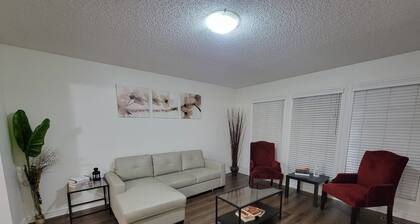 Spacious 3 bed 2 bath full house sleeps 13 Ground Level