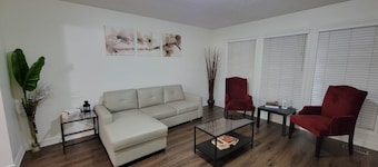 Spacious 3 bed 2 bath full house sleeps 13 Ground Level