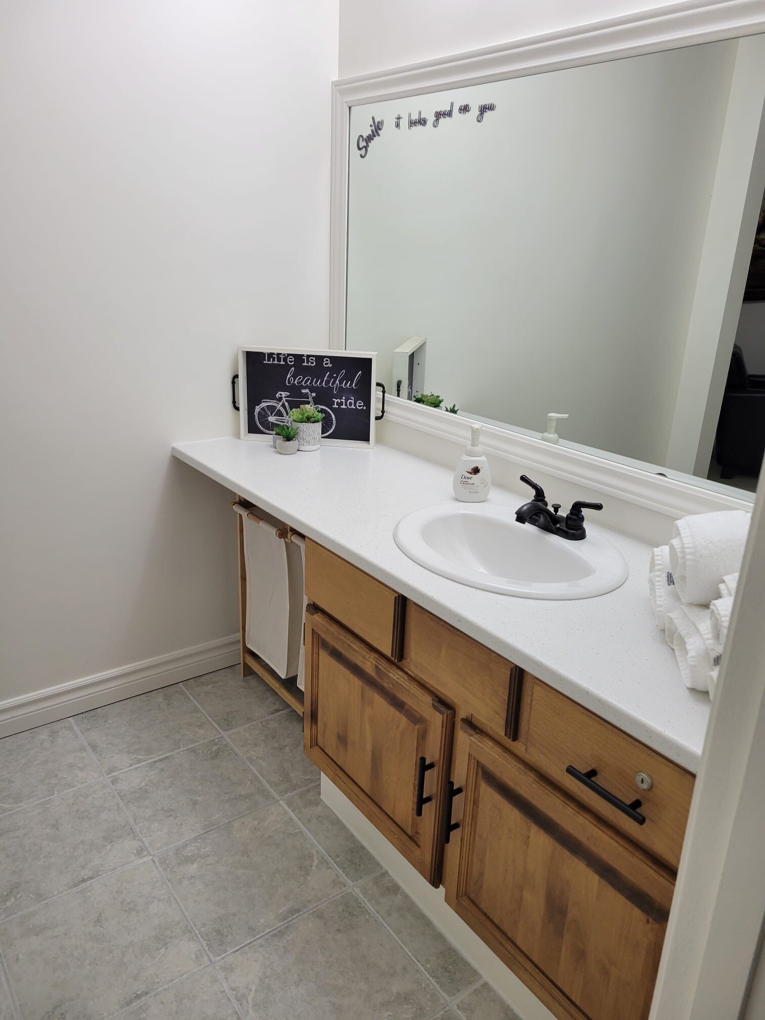 Sèche-cheveux, serviettes fournies, savon, papier toilette