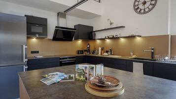 KĂŒhlschrank, Mikrowelle, Ofen, Herdplatte