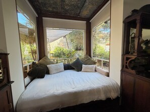 1 bedroom, desk, iron/ironing board, free WiFi - Fremantle Sabbatical Retreat ~ Bespoke Home avail 7th Jan 2026, 5 mins to Beach (Fremantle)