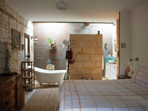 1 slaapkamer, een bureau, een strijkplank/strijkijzer, gratis wifi