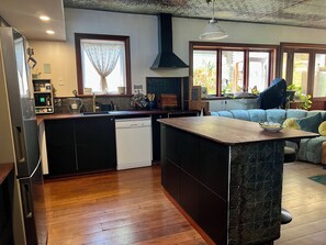 Køleskab, mikrobølgeovn, ovn, kogeplade