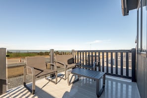 Een terras met zitplaatsen en uitzicht op het landschap.