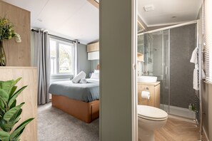 Shower, hair dryer, towels - Lodge No 124 | Stewart's Resort Cameron (Cameron)