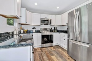 Småhus – signature, 3 soverom, terrasse | Eget kjøkken | Kjøleskap, mikrobølgeovn, ovn og kokeplater