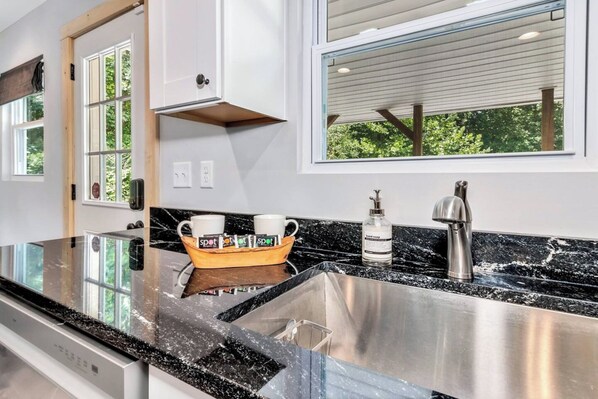 Signature Cottage, 3 Bedrooms, Patio | Private kitchen | Fridge, microwave, oven, stovetop - Bear Walk Cottage in Black Mountain (Black Mountain)