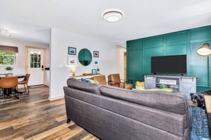 Chaumière Signature, 3 chambres, patio | Salle de séjour | Téléviseur connecté de 50 po avec télévision numérique
