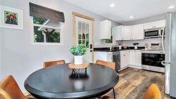 Signature Cottage, 3 Bedrooms, Patio | In-room dining