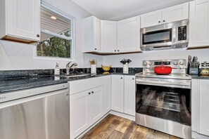 Chaumière Signature, 3 chambres, patio | Cuisine privée | Réfrigérateur, four à micro-ondes, un four, surface de cuisson