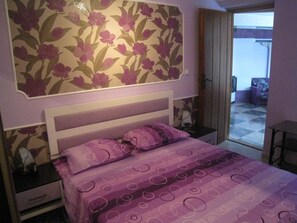 2 habitaciones, tabla de planchar con plancha, wifi y ropa de cama 