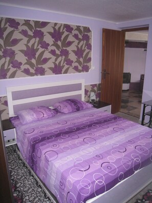 2 bedrooms, iron/ironing board, WiFi, bed sheets