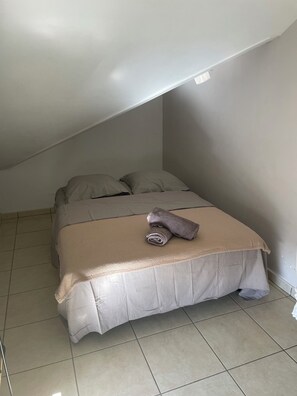 1 chambre, fer et planche à repasser, Wi-Fi, draps fournis