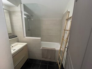 Hair dryer, towels - Large Studio in saint Gilles les Bains Fully equipped, private parking... (Saint Gilles les bains)