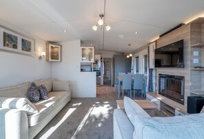 Living area - Be Enchanted by the Resort Lake (Lower Moutere)