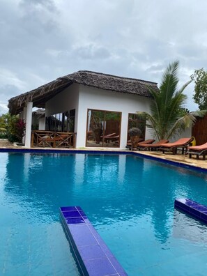 Suite – superior, bassengutsikt | Terrasse/patio