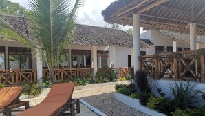 Ein Resort mit Außenbereich, einem Pool und einer überdachten Terrasse.