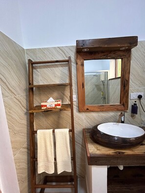 Dusche, Regendusche, Haartrockner, Hausschuhe