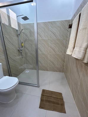 Deluxe Double Room, Pool View | Bathroom