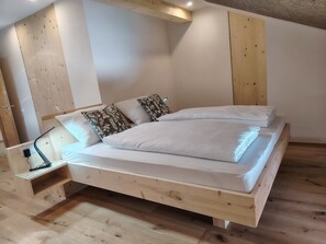 1 bedroom, travel cot, free WiFi, bed sheets