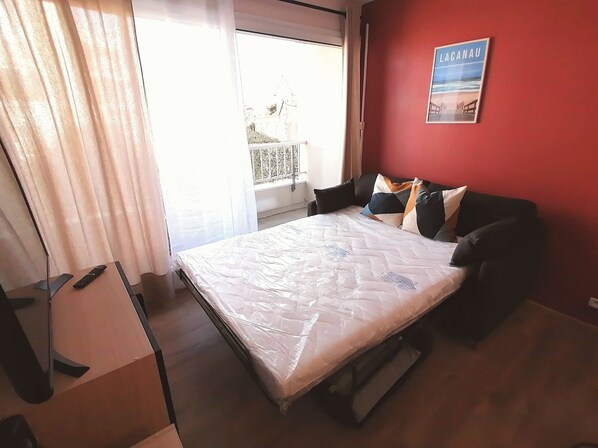 Iron/ironing board, free WiFi, bed sheets