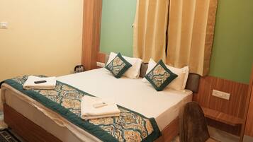 Laptop workspace, blackout drapes, iron/ironing board, free WiFi