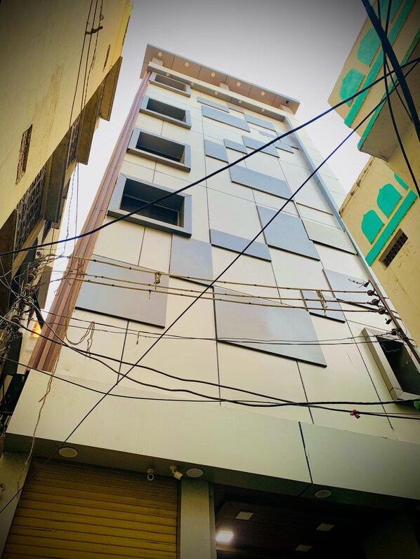 Un edificio a più piani con diverse finestre e balconi.