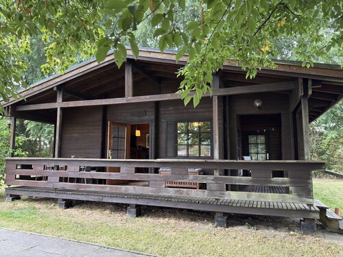 Cabane en rondins avec vue sur le pâturage, Eschede