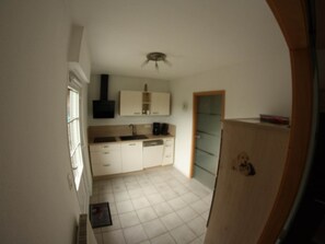 Kühlschrank, Mikrowelle, Ofen, Wasserkocher mit Kaffee-/Teezubehör
