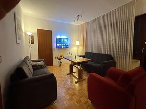 Télévision, lecteur de DVD, table de tennis de table, chaîne hi-fi