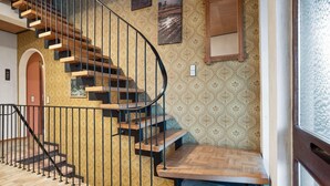 A modern staircase with wooden steps and black railings, leading to an upper floor. - Exclusives Ferienhaus in Frankenau im Sauerland (Frankenau)