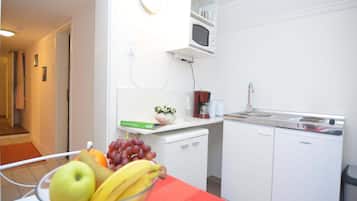 Refrigerador, microondas, parrilla de estufa y cafetera y tetera