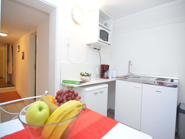 Refrigerador, microondas, parrilla de estufa y cafetera y tetera 