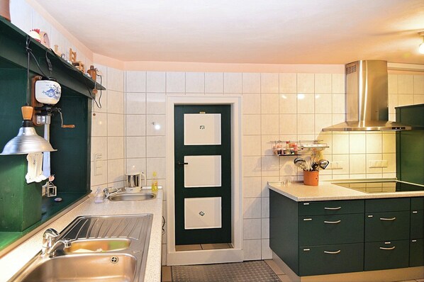 Kühlschrank, Mikrowelle, Ofen, Geschirrspüler