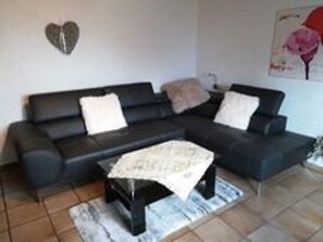 Televisor, futbolí i taula de tennis de taula 