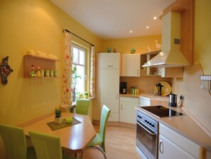 ثلاجة، ميكروويف، فرن، موقد طهي مسطح